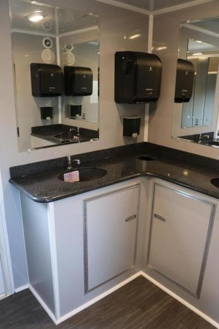 Used 2020 10 Station Restroom Trailer 10 Station Restroom Trailer