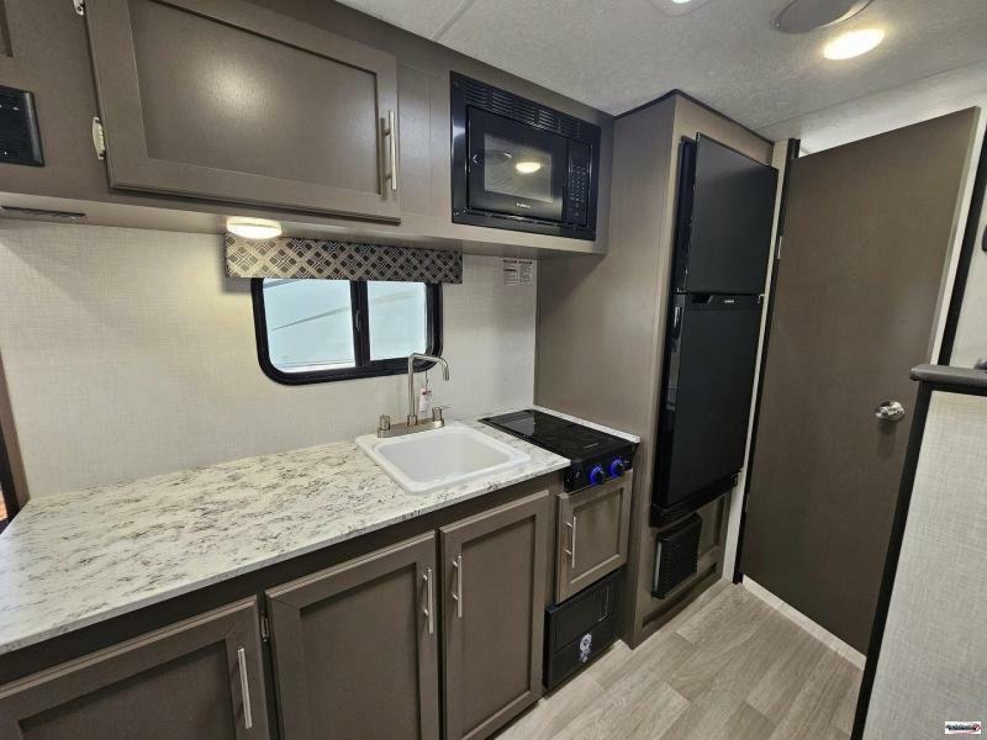 New 2024 Kz 181BH Travel Trailer