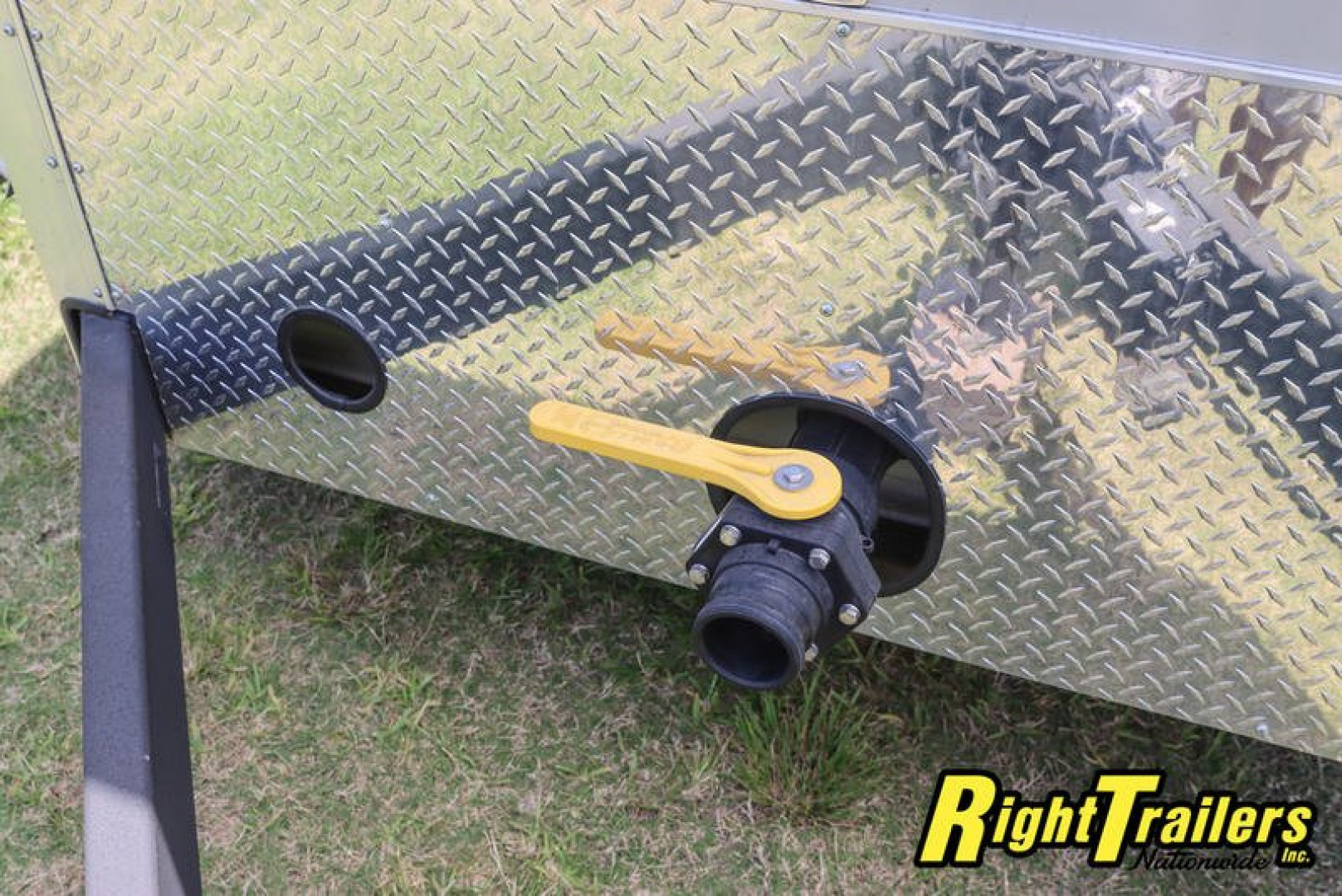 New 2022 2 Station Restroom Trailer CN2T612SA3