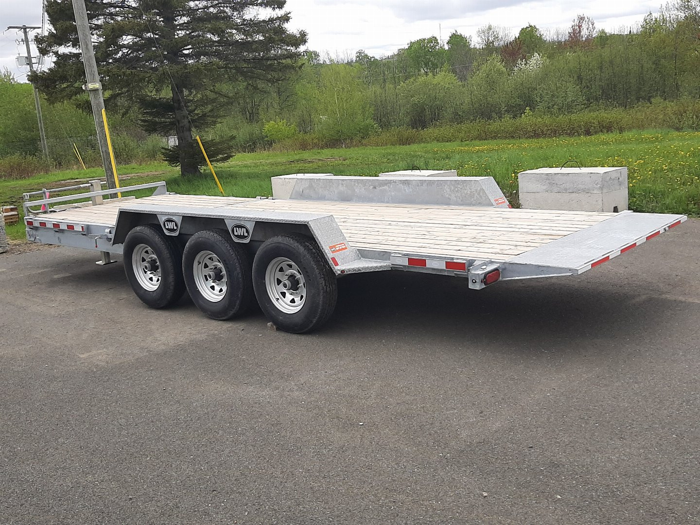 New 2025 LWL Trailers 22' Triaxle Split Tilt Tilt Trailer
