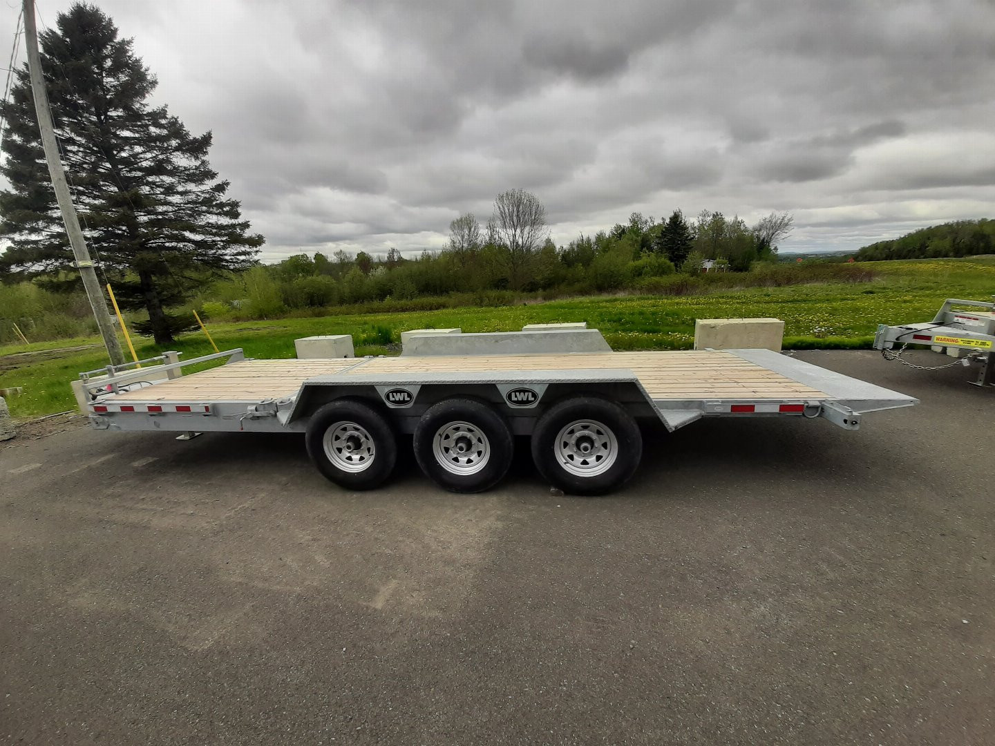New 2025 LWL Trailers 22' Triaxle Split Tilt Tilt Trailer