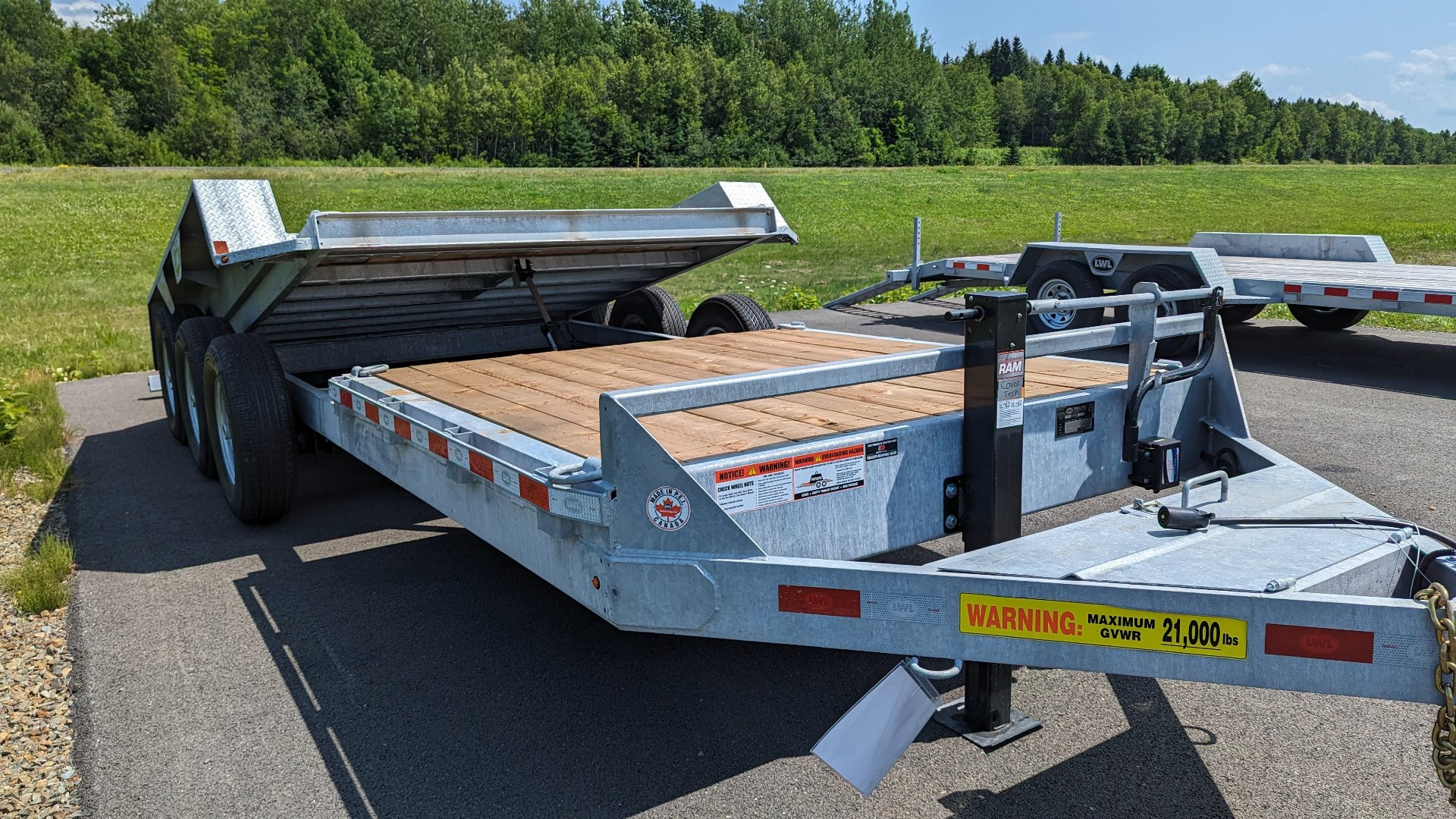 New 2025 LWL 22' Split Tilt Tri Axle