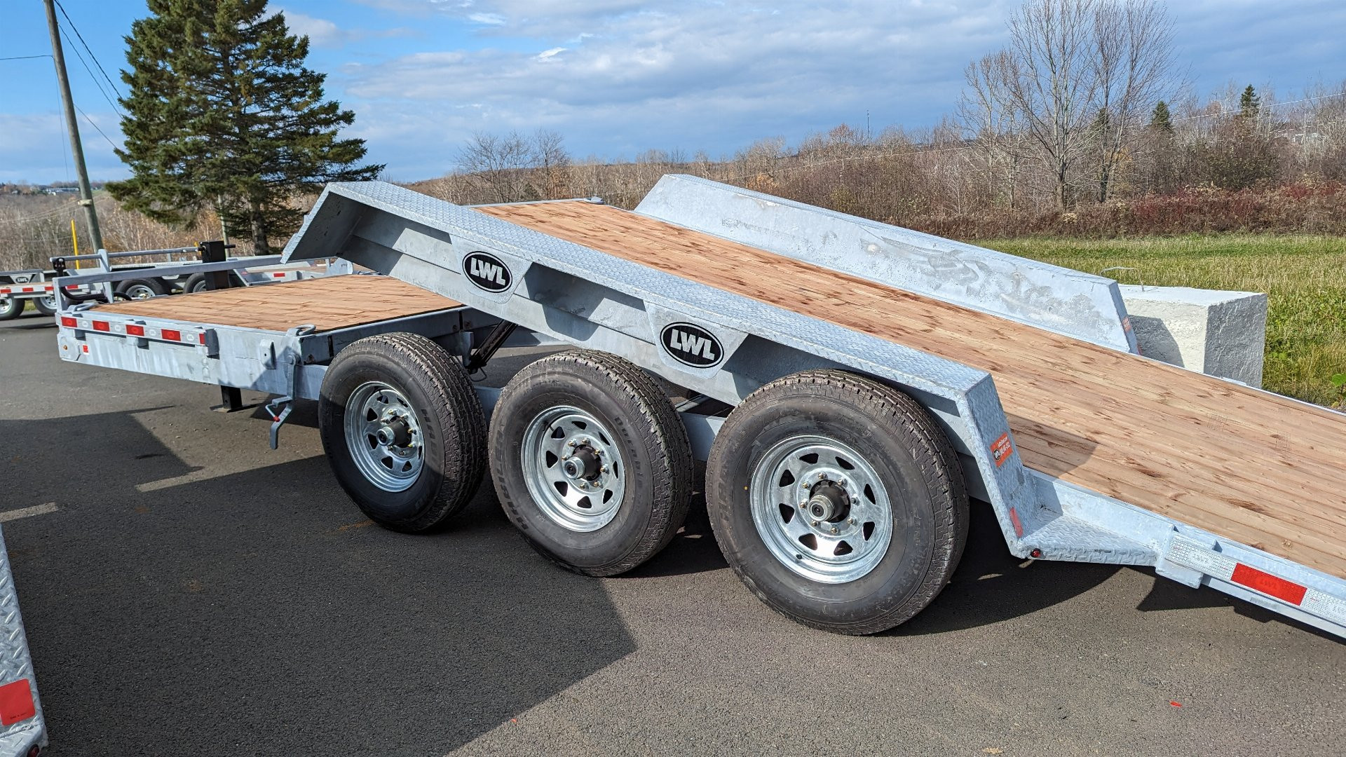 New 2025 LWL 22' Split Tilt Tri Axle