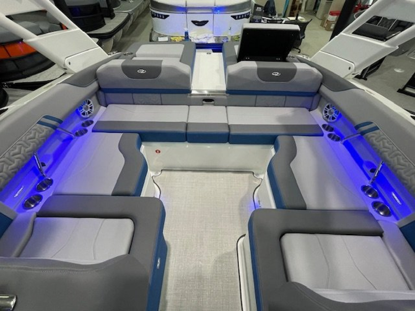 New 2025 Regal Boats LS2 SURF ULITMATE Surf Boat