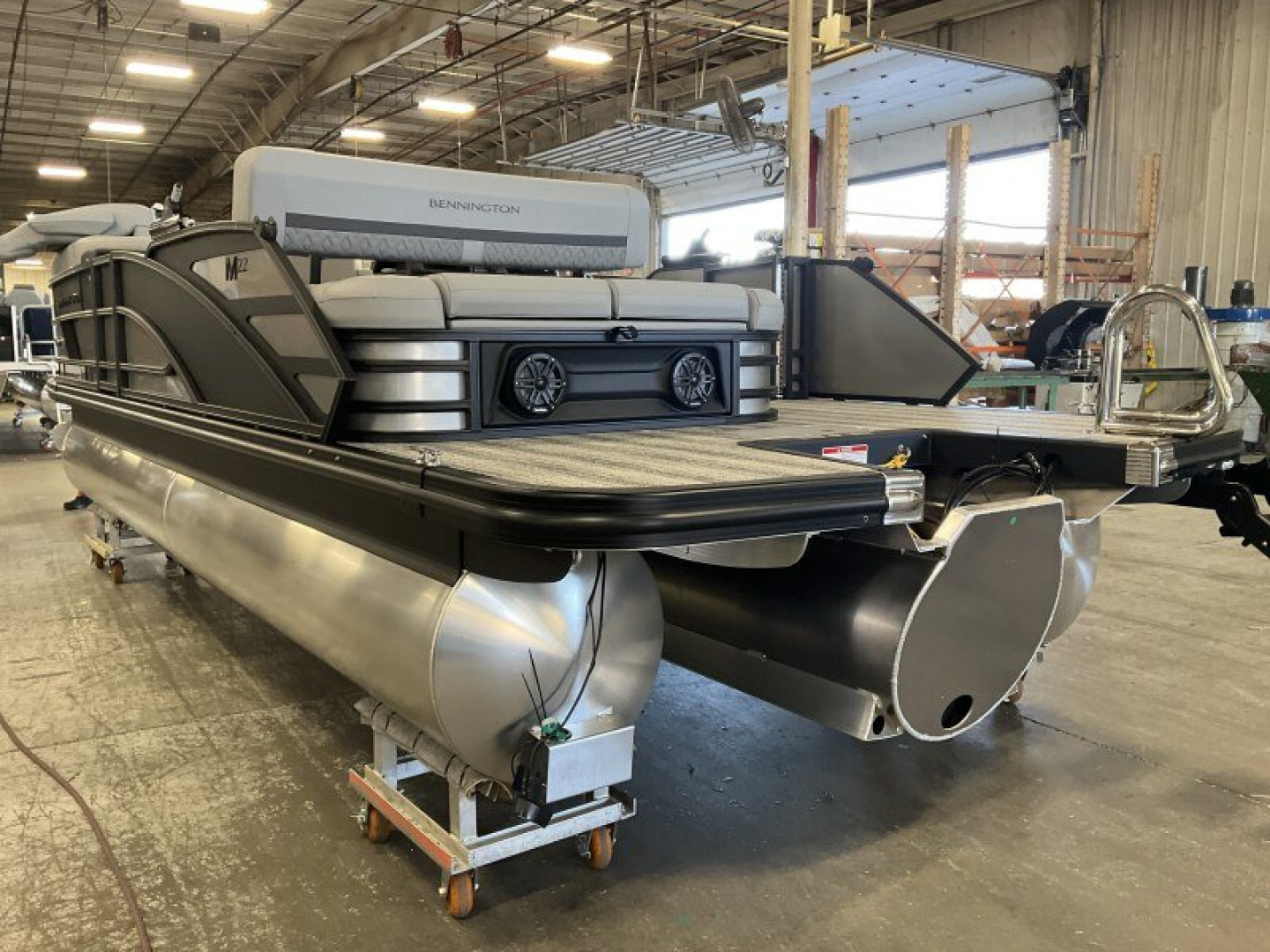 New 2025 Bennington M Series 22' Swingback Tri-Toon