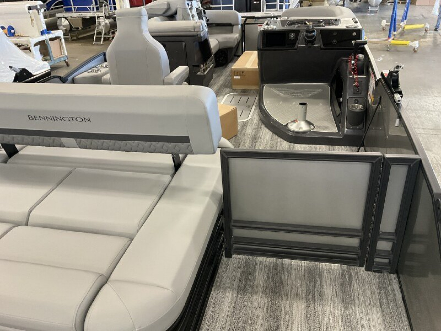 New 2025 Bennington M Series 22' Swingback Tri-Toon