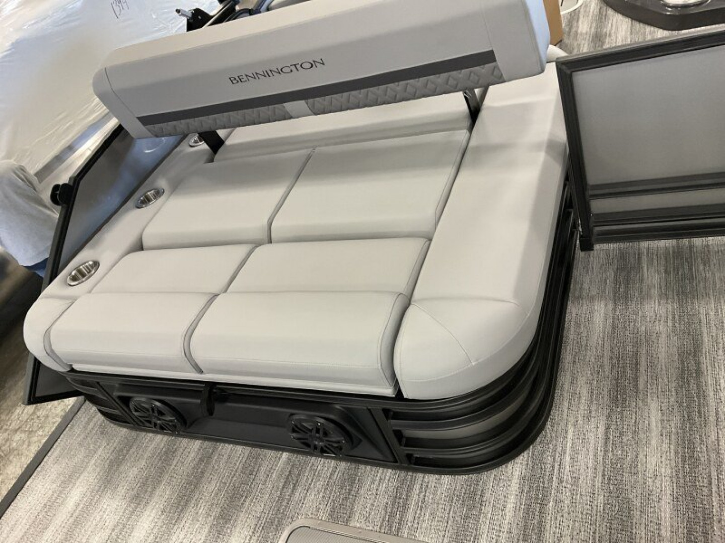 New 2025 Bennington M Series 22' Swingback Tri-Toon
