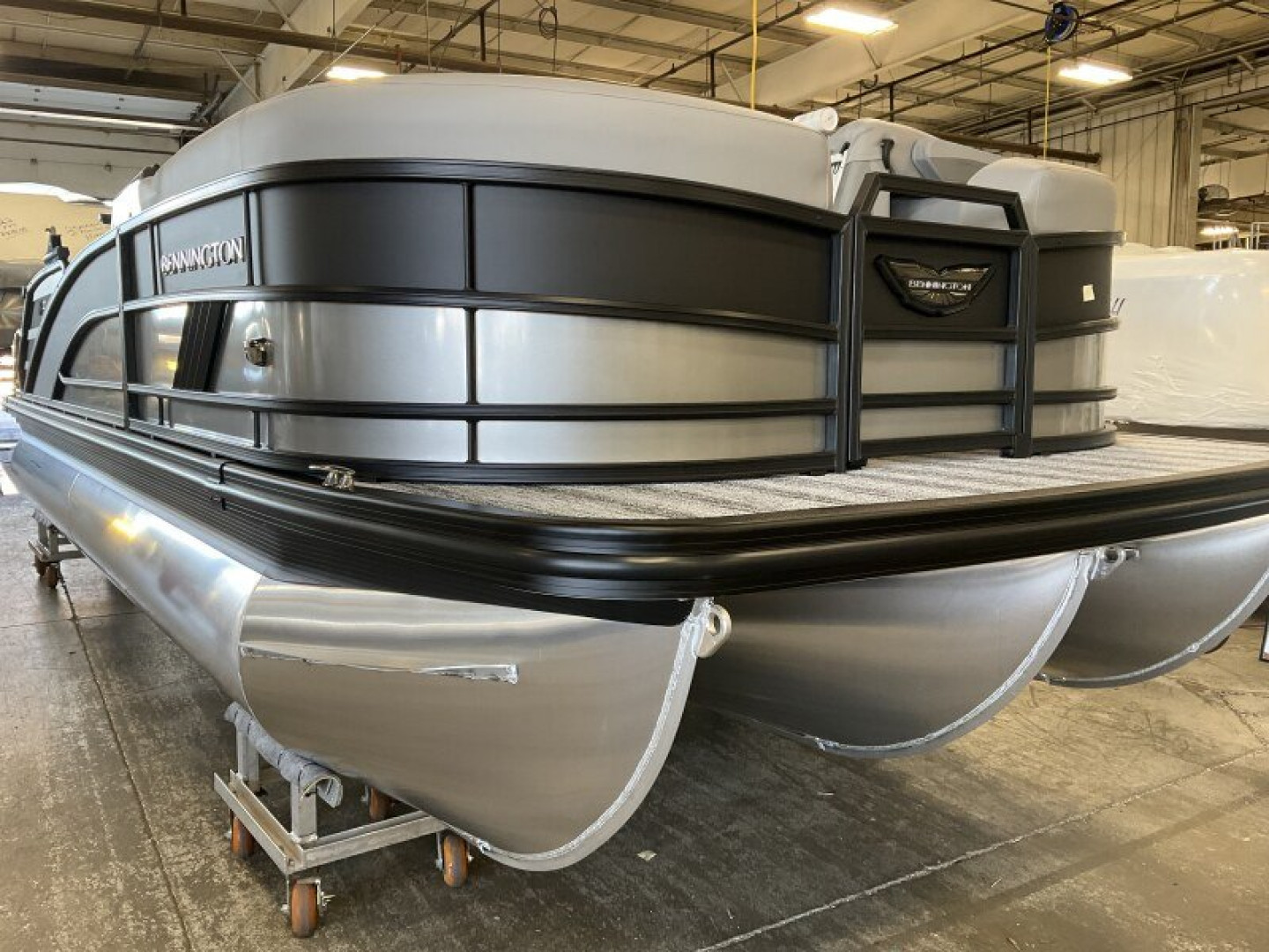 New 2025 Bennington M Series 22' Swingback Tri-Toon