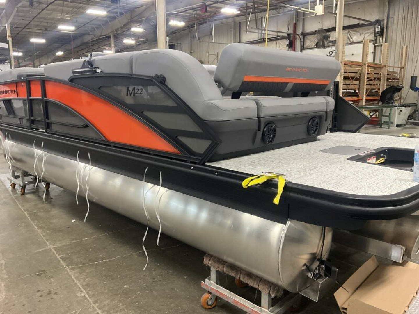 New 2025 Bennington 22' M Series Cruise L Bench Tri-Toon