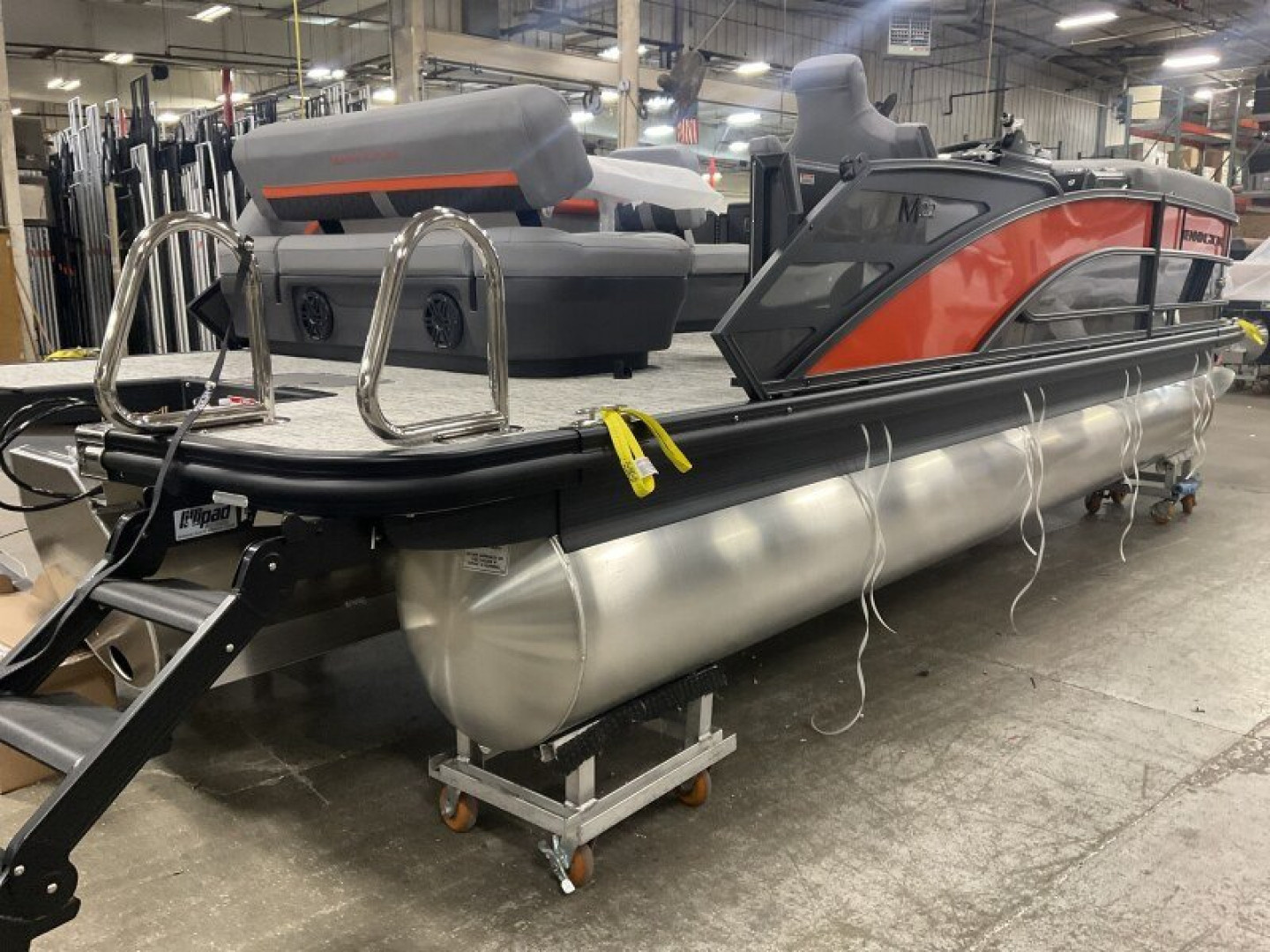 New 2025 Bennington 22' M Series Cruise L Bench Tri-Toon