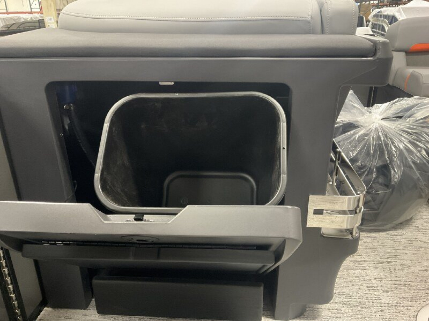 New 2025 Bennington 22' M Series Cruise L Bench Tri-Toon