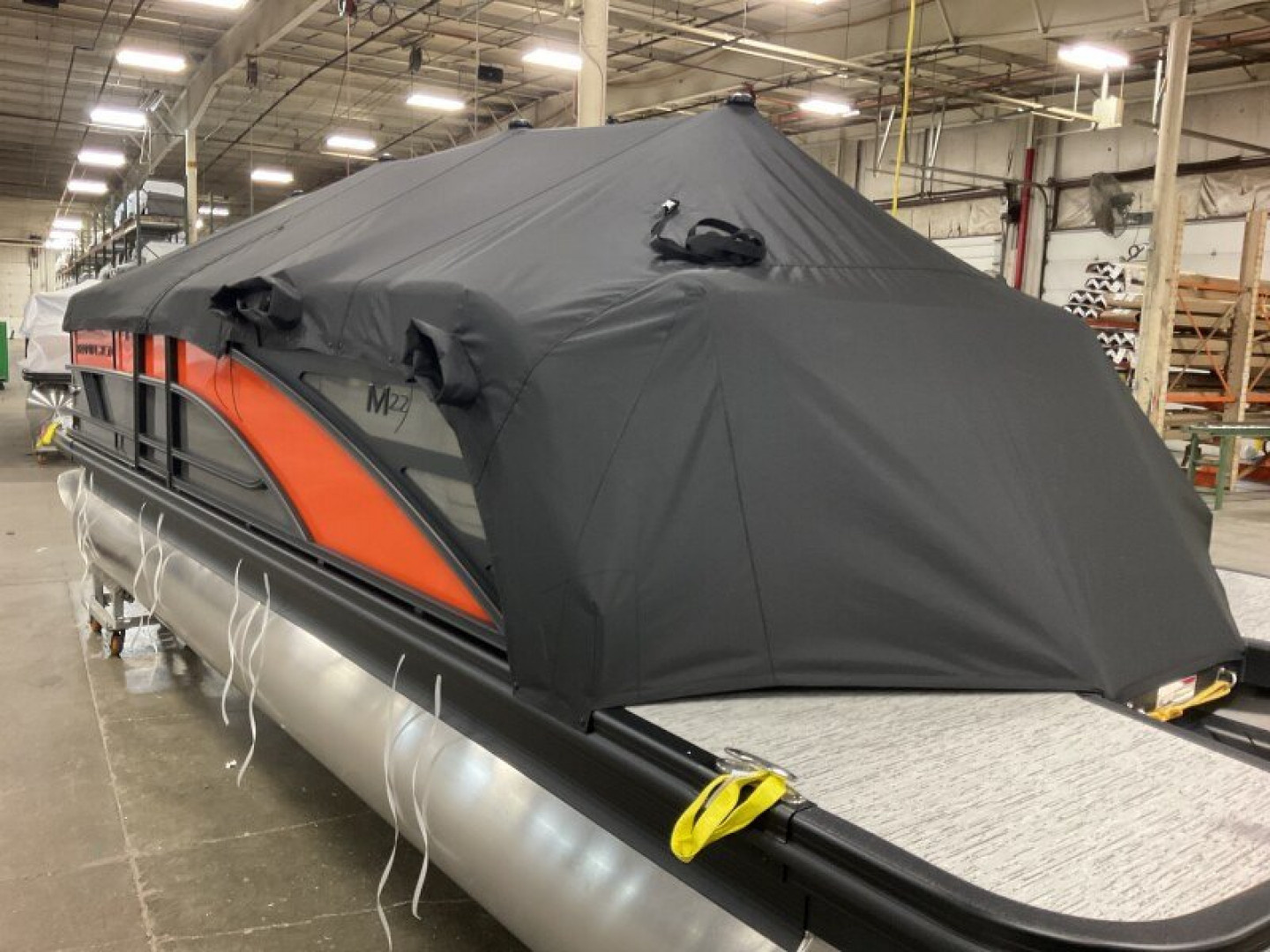 New 2025 Bennington 22' M Series Cruise L Bench Tri-Toon