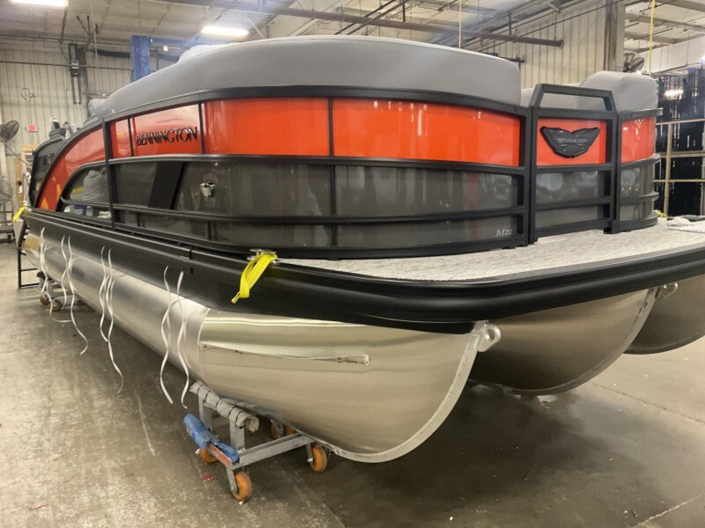 New 2025 Bennington 22' M Series Cruise L Bench Tri-Toon