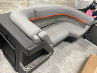 New 2025 Bennington 22' M Series Cruise L Bench Tri-Toon