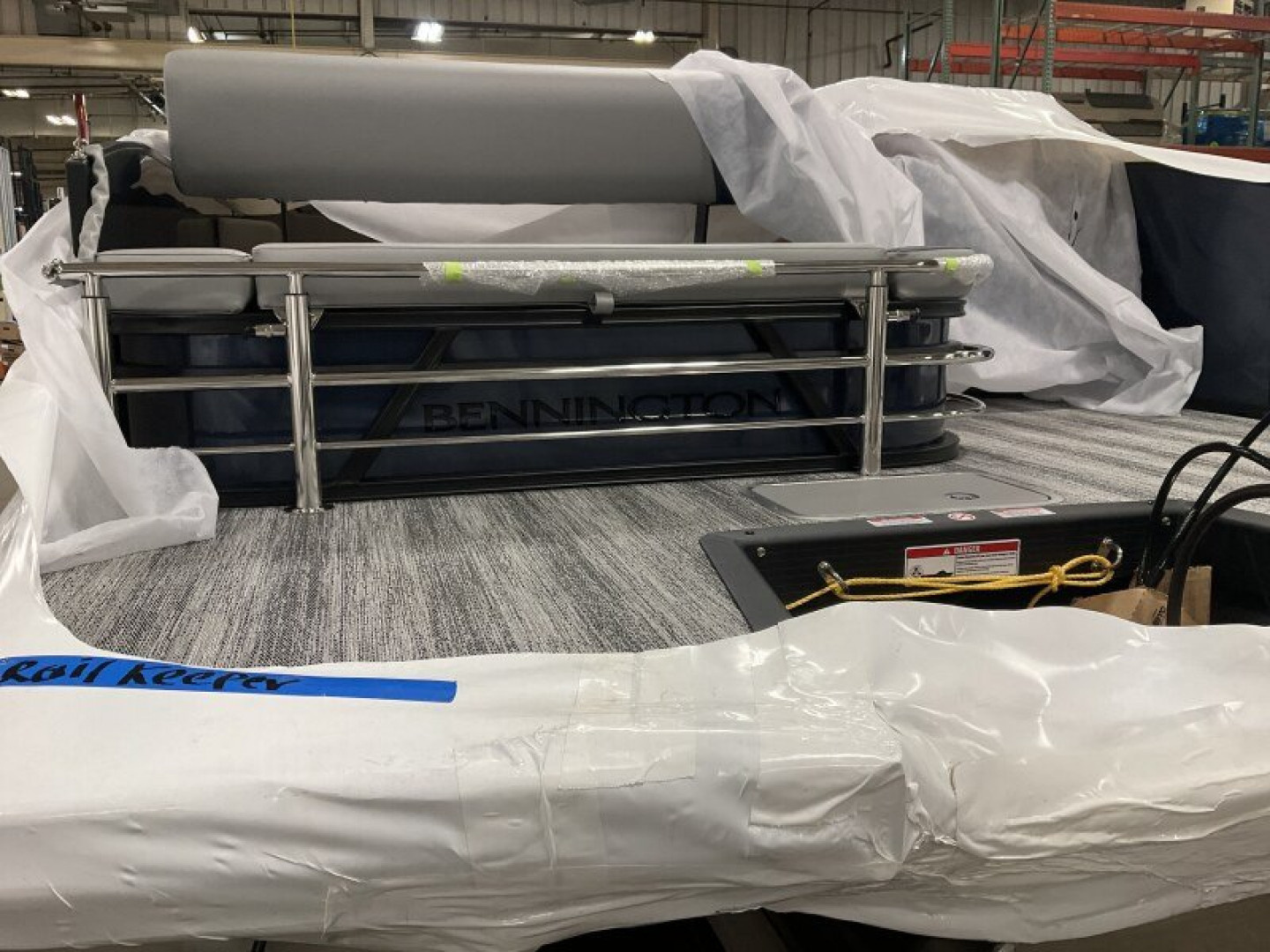 New 2025 BENNINGTON 23 S SWINGBACK TRITOON Pontoon Boat