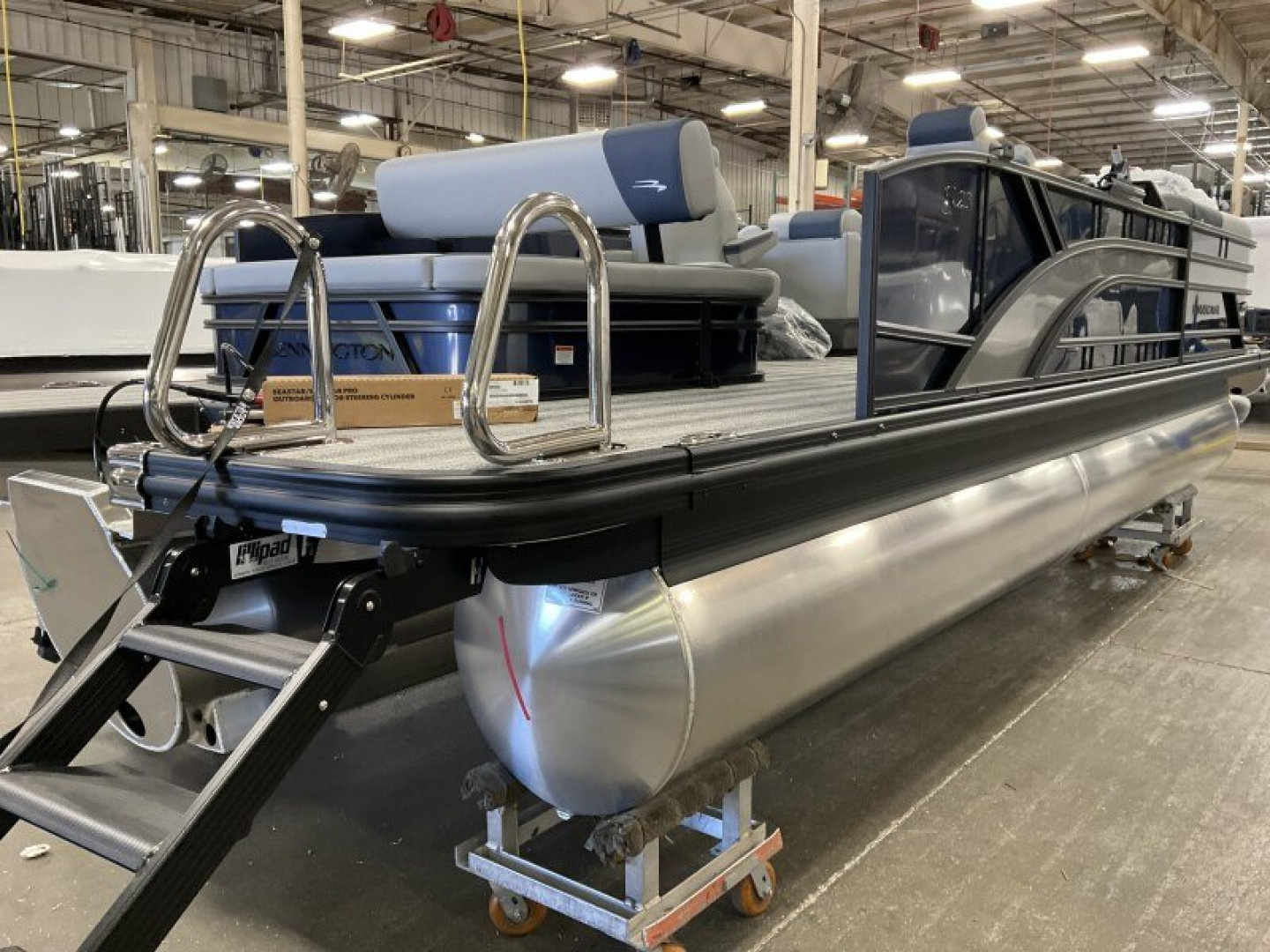New 2025 BENNINGTON 23 S SWINGBACK TRITOON Pontoon Boat