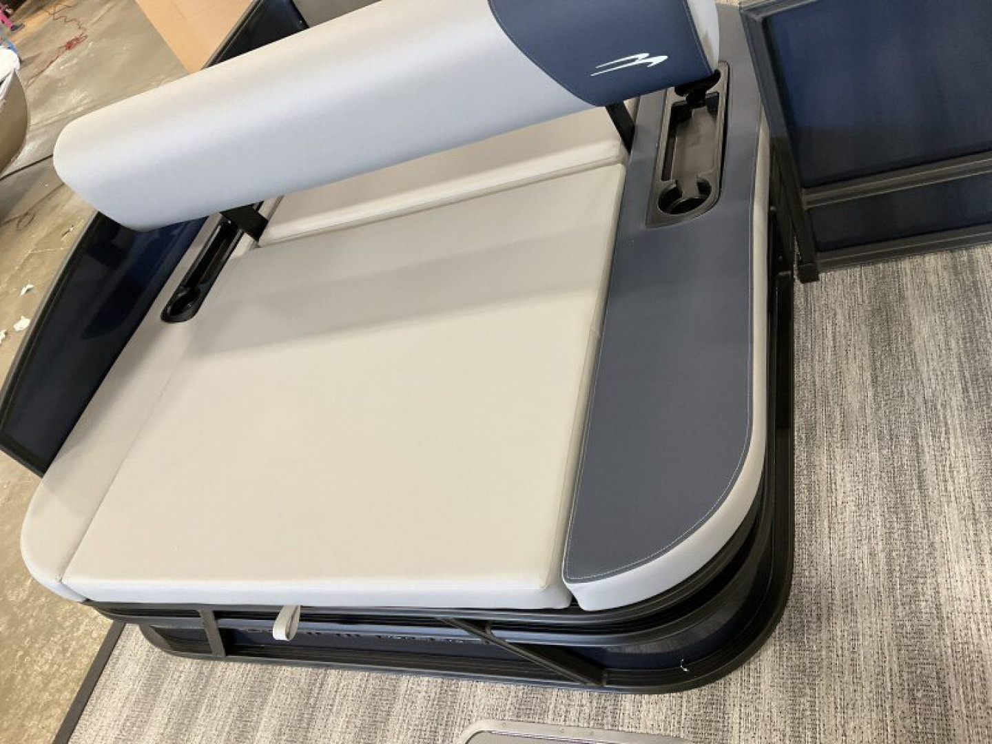 New 2025 BENNINGTON 23 S SWINGBACK TRITOON Pontoon Boat