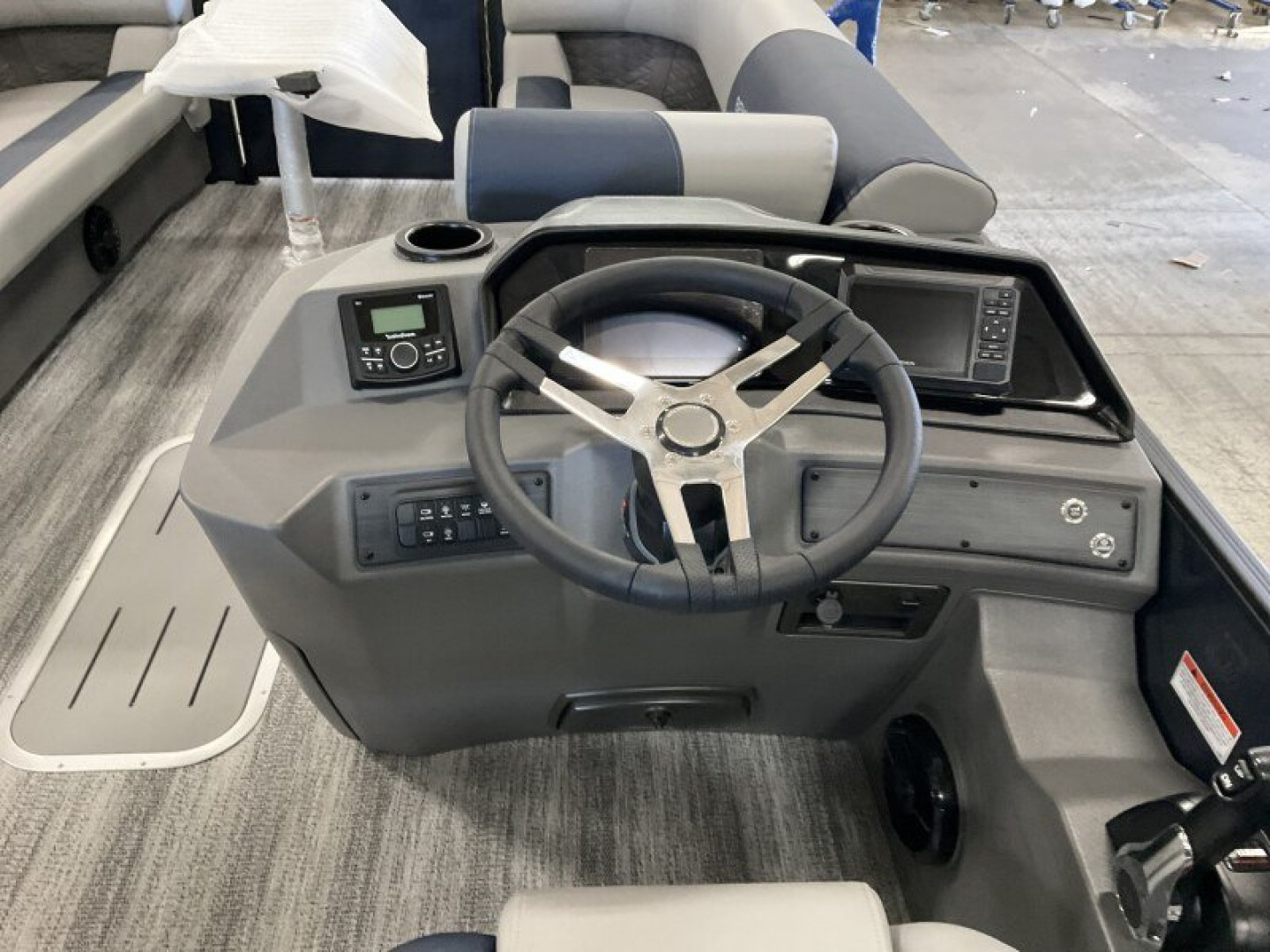 New 2025 BENNINGTON 23 S SWINGBACK TRITOON Pontoon Boat