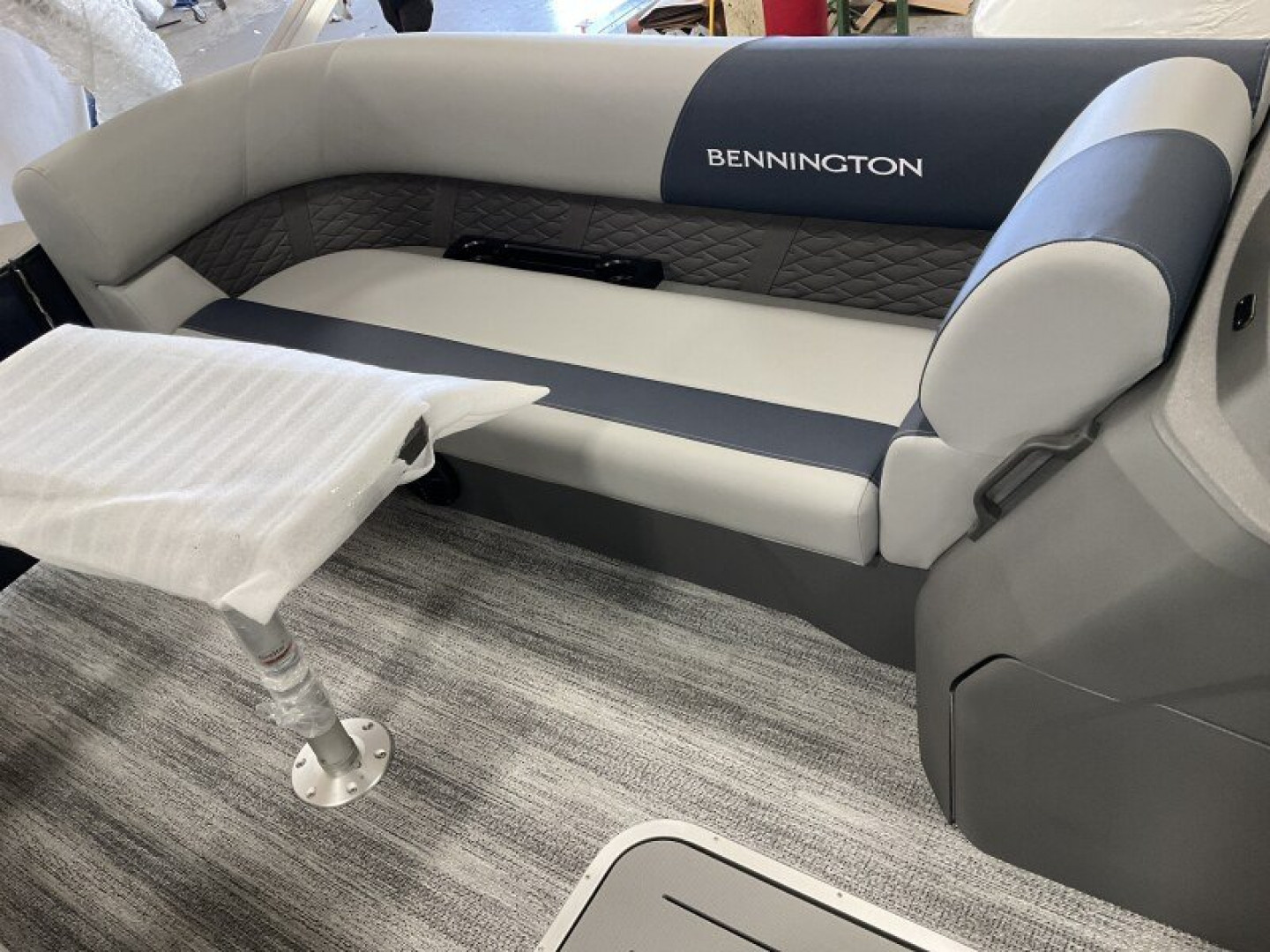 New 2025 BENNINGTON 23 S SWINGBACK TRITOON Pontoon Boat