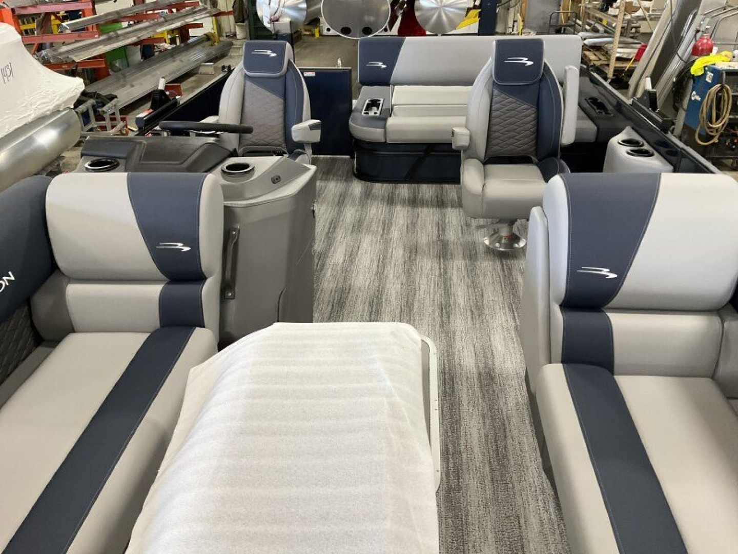 New 2025 BENNINGTON 23 S SWINGBACK TRITOON Pontoon Boat