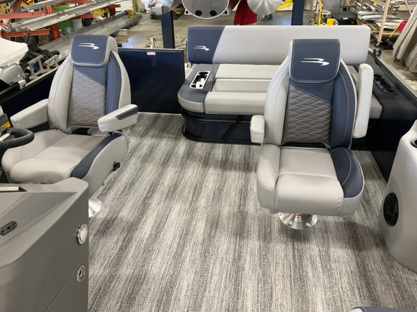 New 2025 BENNINGTON 23 S SWINGBACK TRITOON Pontoon Boat