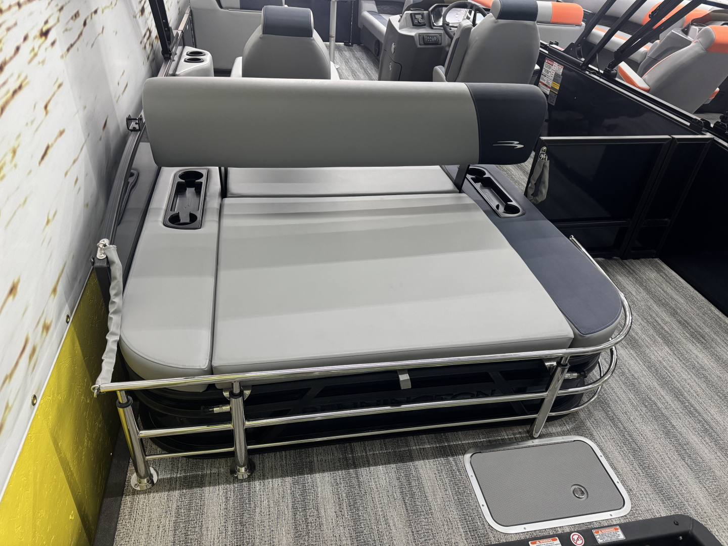 New 2025 BENNINGTON 23 S SWINGBACK TRITOON Pontoon Boat