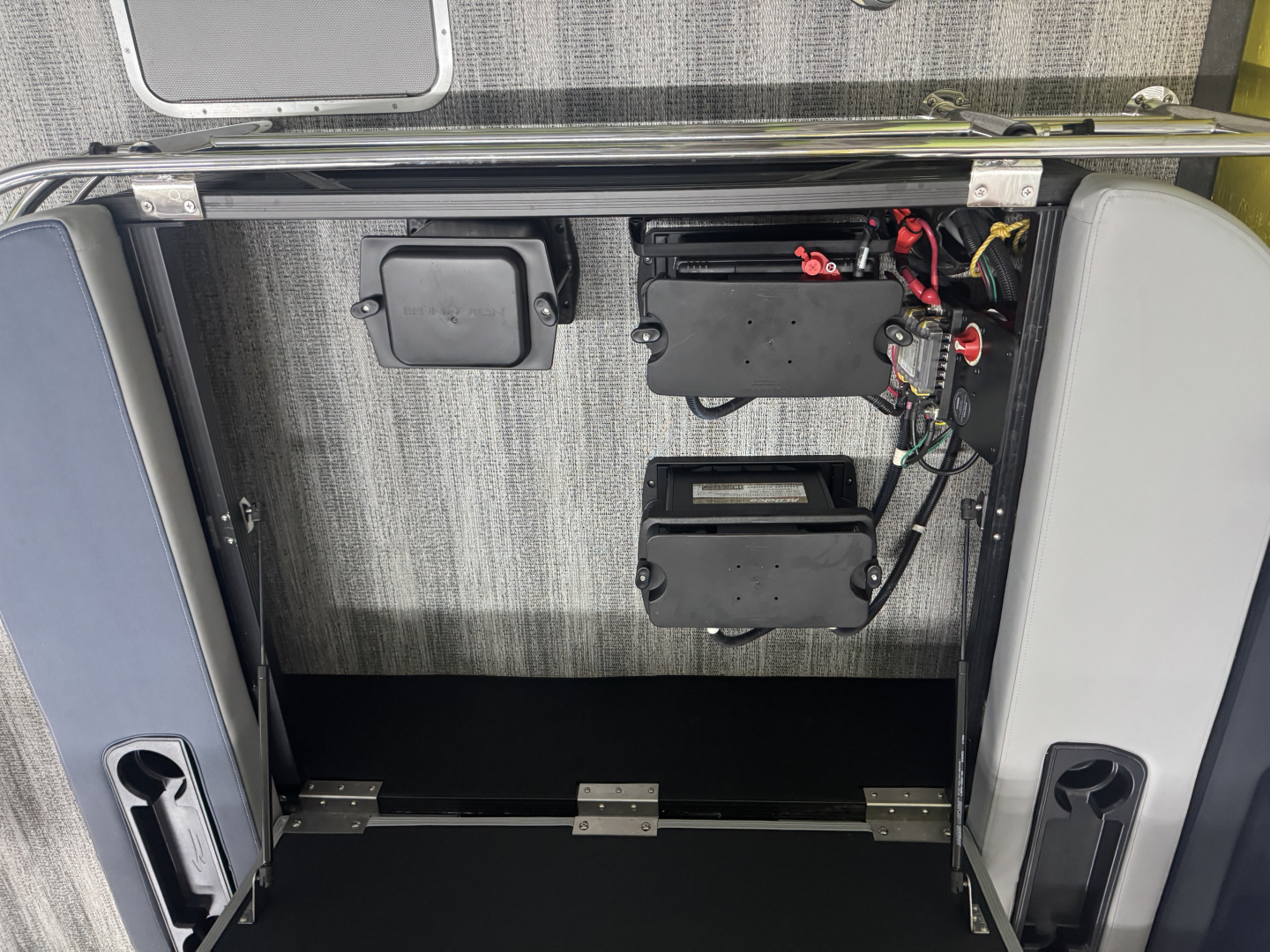 New 2025 BENNINGTON 23 S SWINGBACK TRITOON Pontoon Boat