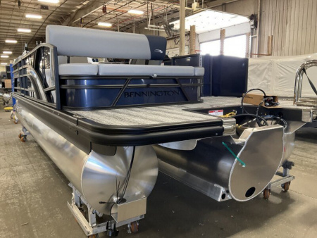 New 2025 BENNINGTON 23 S SWINGBACK TRITOON Pontoon Boat
