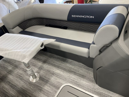 New 2025 BENNINGTON 23 S SWINGBACK TRITOON Pontoon Boat