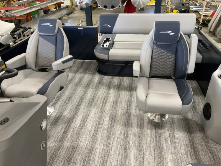New 2025 BENNINGTON 23 S SWINGBACK TRITOON Pontoon Boat