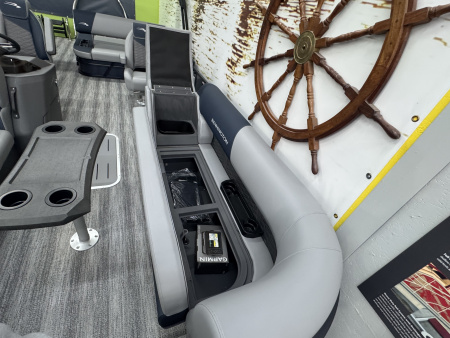New 2025 BENNINGTON 23 S SWINGBACK TRITOON Pontoon Boat