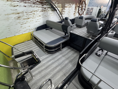 New 2025 BENNINGTON 23 S SWINGBACK TRITOON Pontoon Boat