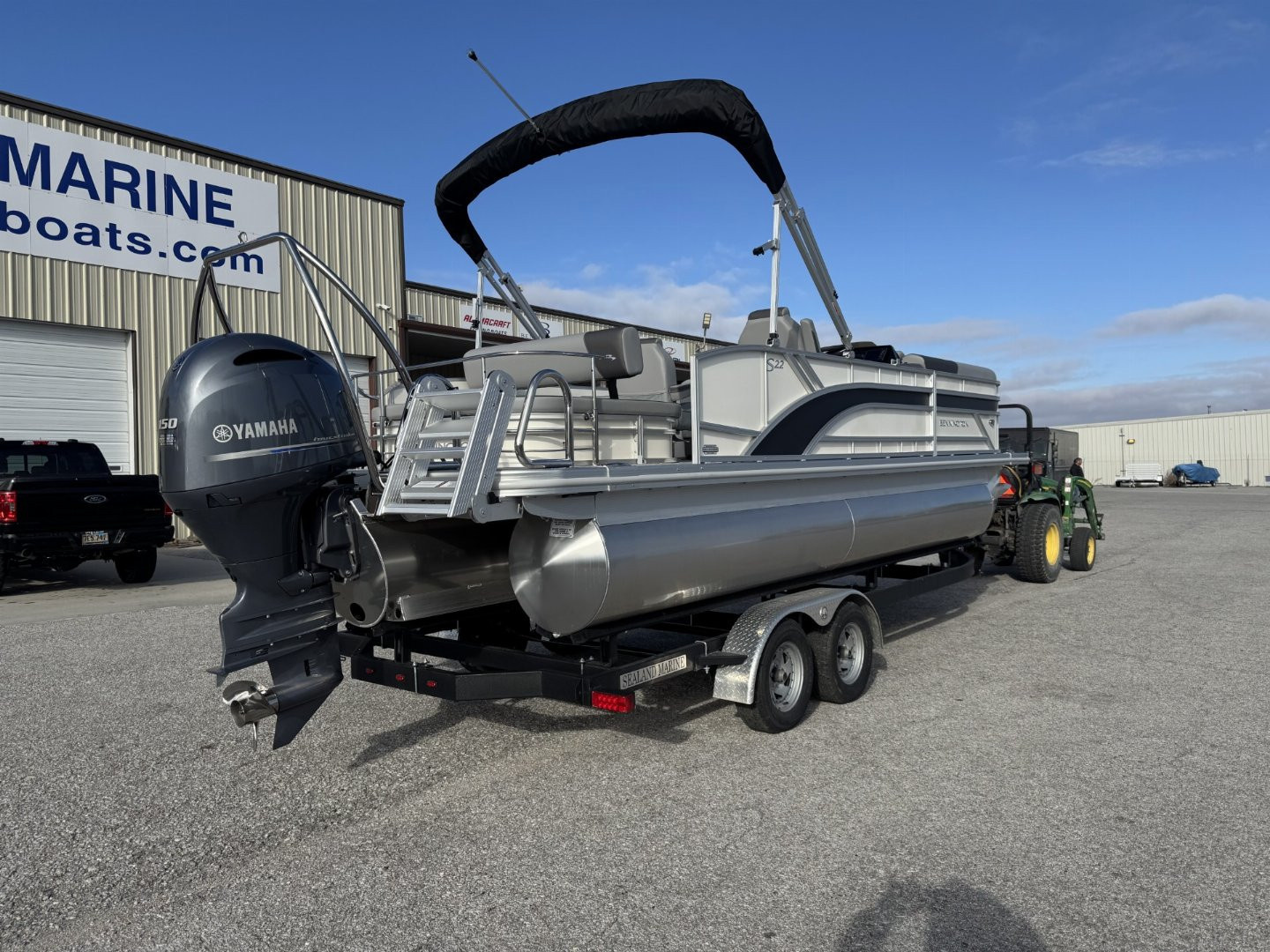 New 2025 BENNINGTON 22 S SWINGBACK TRITOON Pontoon Boat