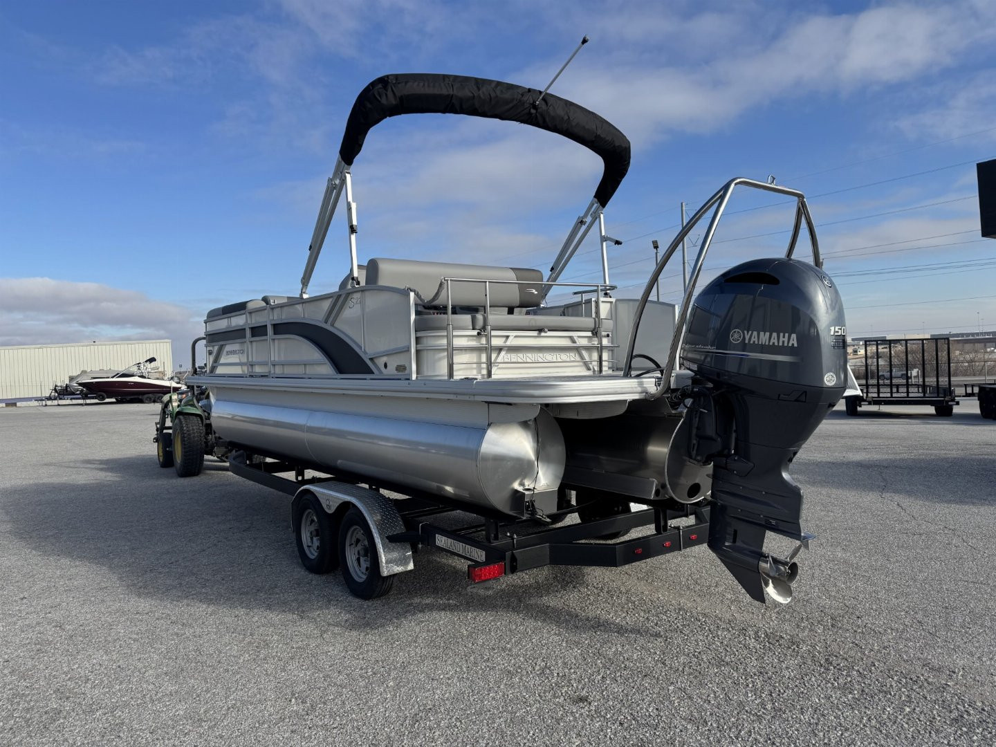 New 2025 BENNINGTON 22 S SWINGBACK TRITOON Pontoon Boat