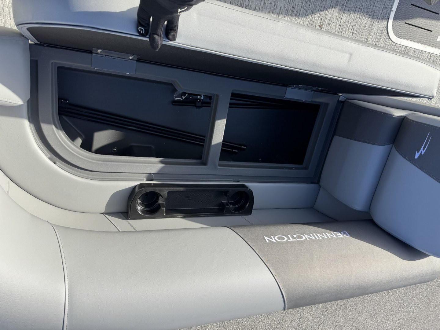 New 2025 BENNINGTON 22 S SWINGBACK TRITOON Pontoon Boat