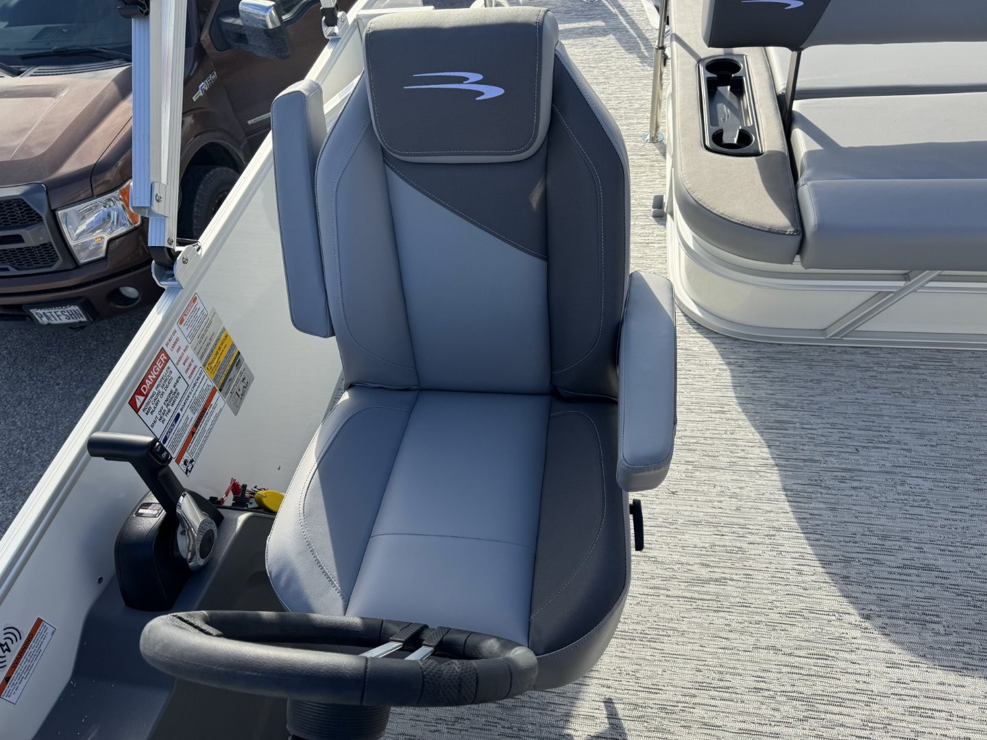 New 2025 BENNINGTON 22 S SWINGBACK TRITOON Pontoon Boat