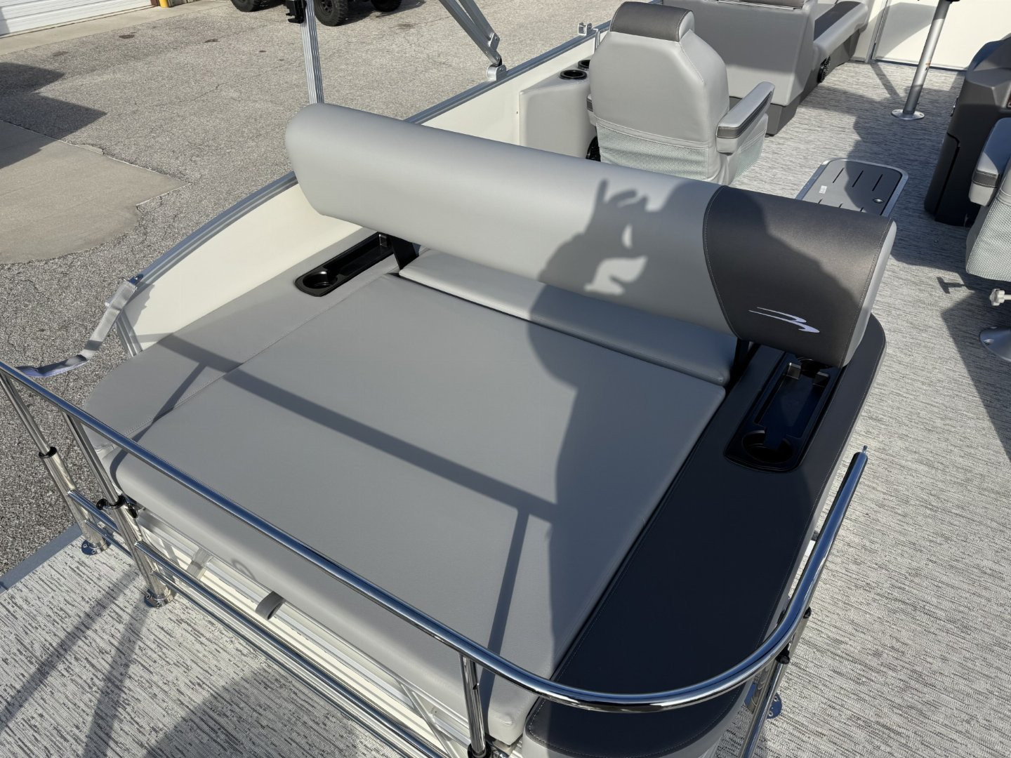 New 2025 BENNINGTON 22 S SWINGBACK TRITOON Pontoon Boat