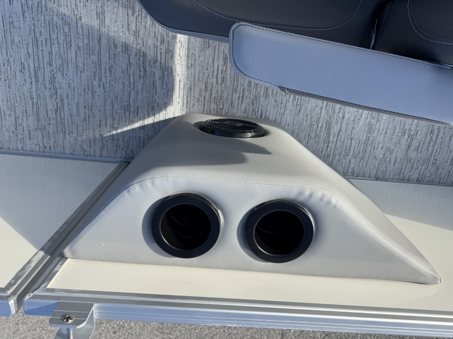 New 2025 BENNINGTON 22 S SWINGBACK TRITOON Pontoon Boat