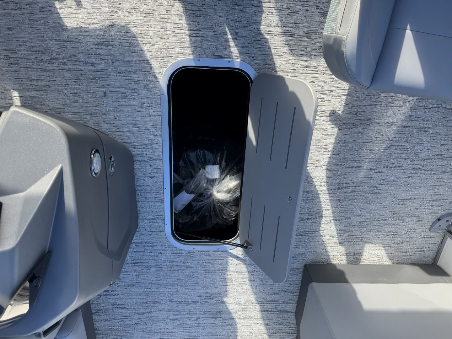 New 2025 BENNINGTON 22 S SWINGBACK TRITOON Pontoon Boat