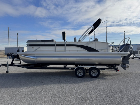 New 2025 BENNINGTON 22 S SWINGBACK TRITOON Pontoon Boat