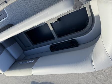 New 2025 BENNINGTON 22 S SWINGBACK TRITOON Pontoon Boat