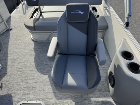 New 2025 BENNINGTON 22 S SWINGBACK TRITOON Pontoon Boat
