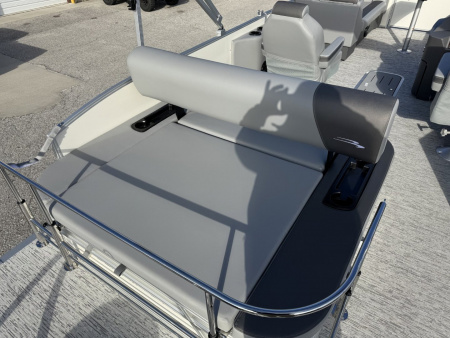 New 2025 BENNINGTON 22 S SWINGBACK TRITOON Pontoon Boat