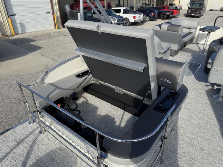 New 2025 BENNINGTON 22 S SWINGBACK TRITOON Pontoon Boat