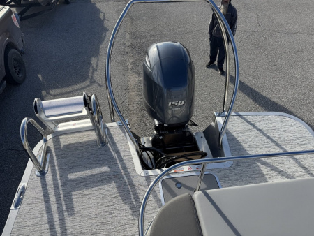 New 2025 BENNINGTON 22 S SWINGBACK TRITOON Pontoon Boat