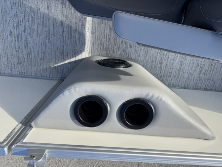 New 2025 BENNINGTON 22 S SWINGBACK TRITOON Pontoon Boat