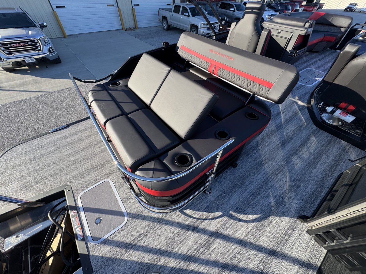 New 2025 Bennington 24 M Series Swingback Tri-Toon