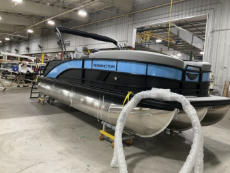 New 2025 Bennington 22 M Series Swingback Tri-Toon