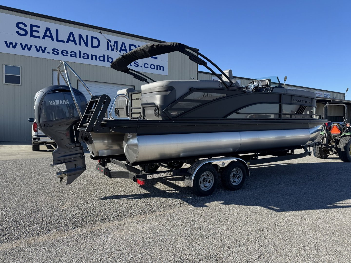 New 2025 Bennington 22 M Series Fast Back Tri-Toon