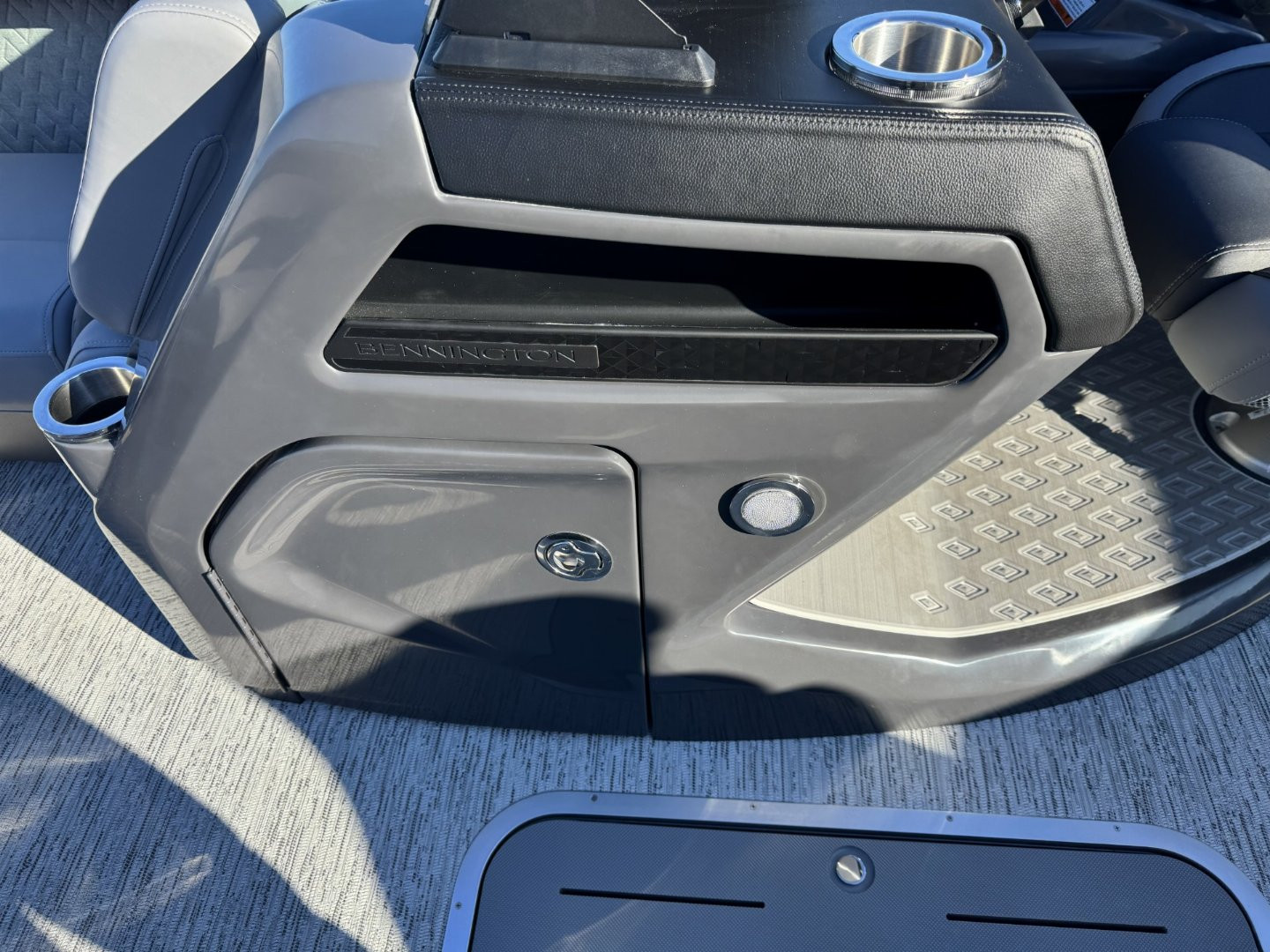 New 2025 Bennington 22 M Series Fast Back Tri-Toon